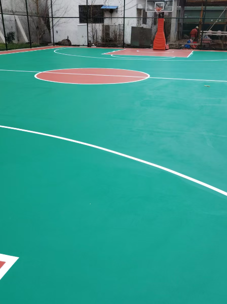 乌马河 球场长期使用易出现地面开裂
